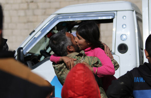 ÖSO mensuplarının kurtardığı köyde akrabalarına kavuşma anı