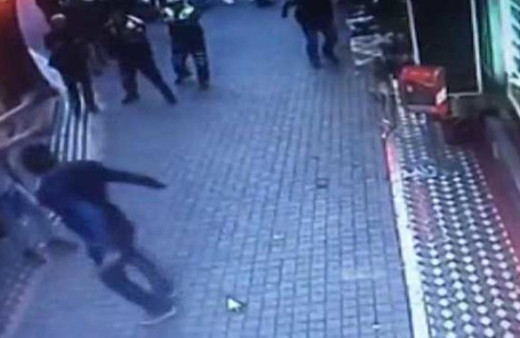 Polis ile bıçaklı saldırgan arasındaki kovalamaca kamerada