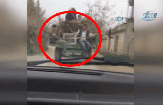 Görenler şaştı kaldı! Traktör kasasında tehlikeli yolculuk