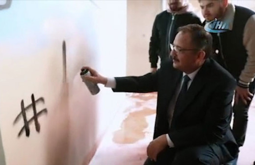 Bakan Özhaseki eline spreyi aldı grafiti yaptı