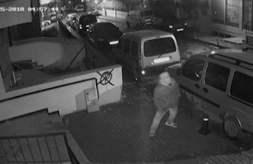 Hırsız, bagajından girdiği aracı böyle soydu