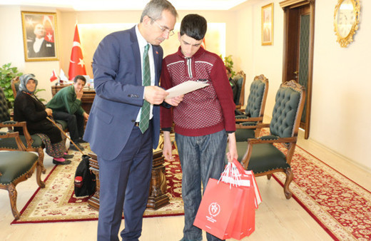 Osman Aşkın Bak'Tan Tosyalı Murat'a anlamlı hediye