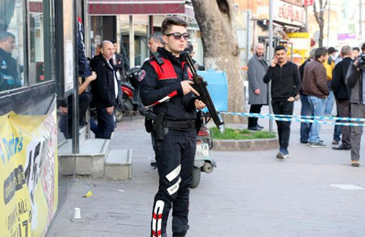 Kasımpaşa'da dehşet dakikaları: Cenazede silahlı saldırı!