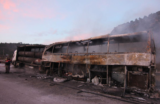 Çorum'da tıra çarpan yolcu otobüsü alev aldı