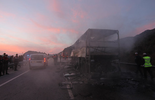 Çorum'da otobüs tıra çarptı! Ölenlerin kimlikleriyle ilgili...