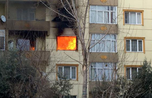 Kirayı isteyen ev sahibine kızdı daireyi ateşe verdi