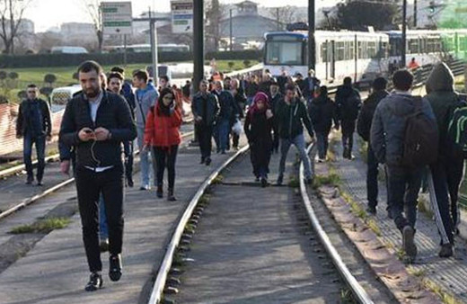 Topkapı’da aynı bölgede tramvay yine raydan çıktı
