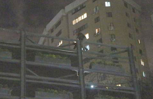  Kadir İnanır'ı görmek için beşinci kata çıkıp...