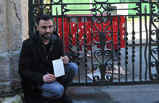 Alişan daha fazla dayanamadı cami kapısında not yazdı