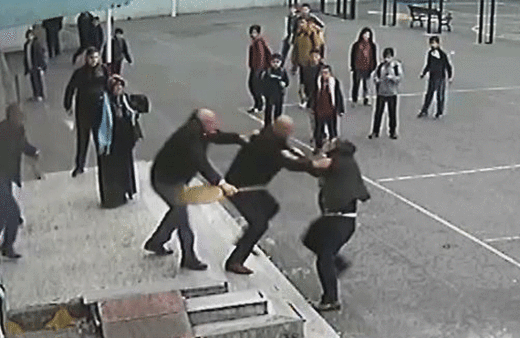Öğrenci velisi öğretmene böyle saldırıdı! Şok görüntüler...