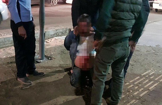 2 yaşındaki kızına göz kırpan kişiyi öldüresiye dövdü!