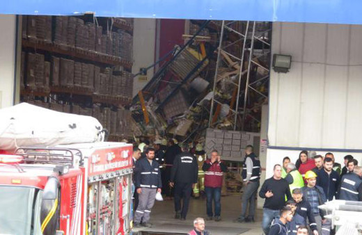 Tuzla'da antrepoda raflar işçilerin üzerine devrildi : 4 yaralı