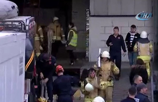 Tuzla Organize Sanayii Bölgesi'nde bir depodaki raflar işçilerin üzerine düştü