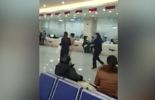 Havalimanında çıplak eylem yaptı! 