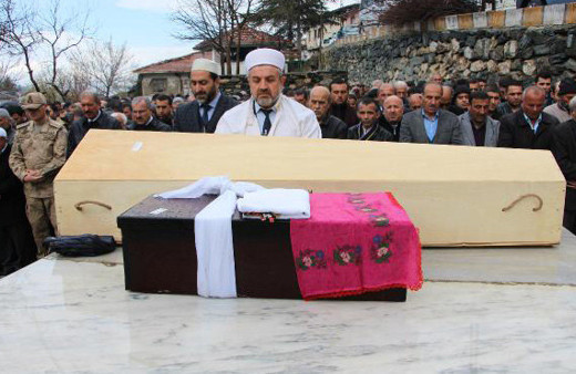 Bu acıya yürek dayanmaz! Yanarak ölen anne-kız yan yana defnedildi