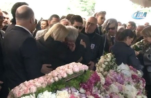 Mina Başaran'ın babası Hüseyin Başaran cenazede yıkıldı