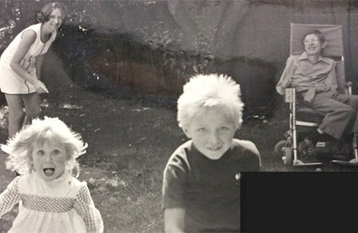 Stephen Hawking'in eşi ve çocukları! İlk karısını ikinciyle aldatınca..