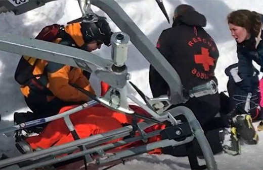 Kontrolden çıkan teleferik yolcuları fırlattı!