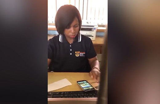 Hiç kimseyi umursamadı! bir taraftan işini yaparken diğer taraftan...