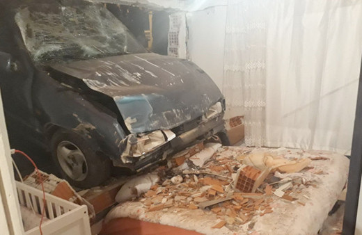 Freni boşalan otomobil yatak odasına girdi