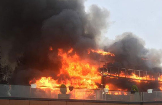 İstanbul'da 2 katlı bina cayır cayın yandı...