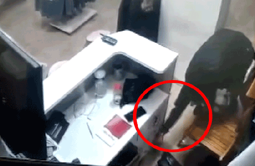 Pişkin hırsız! Kasada bozuk paraları görünce...