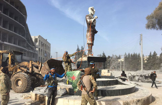 Afrin'de o heykel devrildi! İşte ilçe merkezinden son görüntüler...