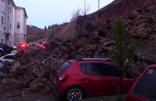  İstinat duvarı çöktü, araçlar altında kaldı