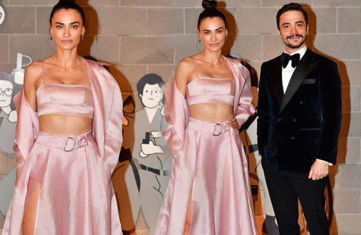 Saadet Işıl Aksoy Ailecek Şaşkınız filminin galasına damga vurdu