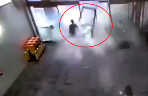 Alışveriş merkezinde akılalmaz kaza kamerada