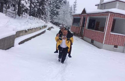 Günün en güzel karesi! Şehit babasını sırtında taşıdı