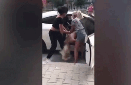 Erkek arkadaşının sevgilisini dövdü! Görüntülerini paylaştı..