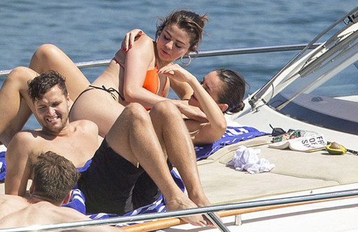 Ayrılığı çabuk unuttu! Selena Gomez'in güneş banyosu