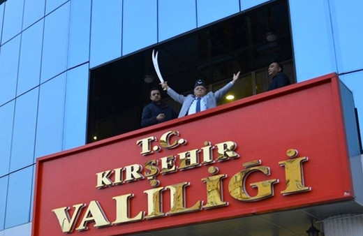 Kırşehir Valisi Necati Şentürk kimdir elinde niye kılıç var