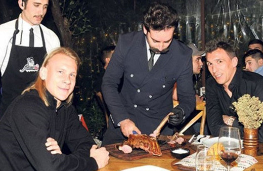 Mario Mandzukic İstanbul'a ayağını bastı soluğu Nusret'te aldı