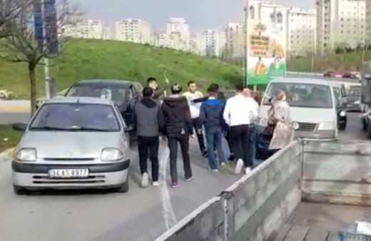 Başakşehir'de sürücülerin bijon anahtarlı kavgası kamerada