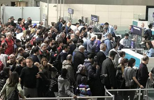 Atatürk Havalimanı ana baba günü... Kuyruklar uzadıkça uzadı