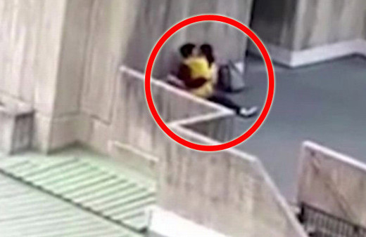 Üniversite bahçesinde güpegündüz ilişkiye girdiler!