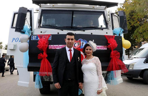 Antalya'da Polis çift TOMA'yı gelin arabası yaptı 
