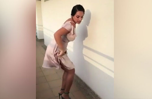 Kimsenin olmadığı anı yakaladı ve...