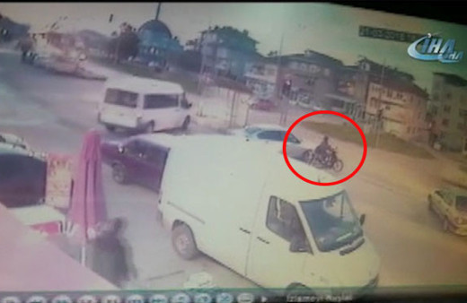 Facia anı kamerada! Kamyonun altında can verdi