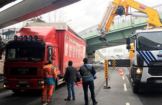 Tır, çarptığı üst geçidin altına sıkıştı