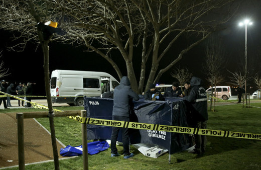 Zeytinburnu'nda elleri arkadan bağlı ağaca asılı ceset bulundu