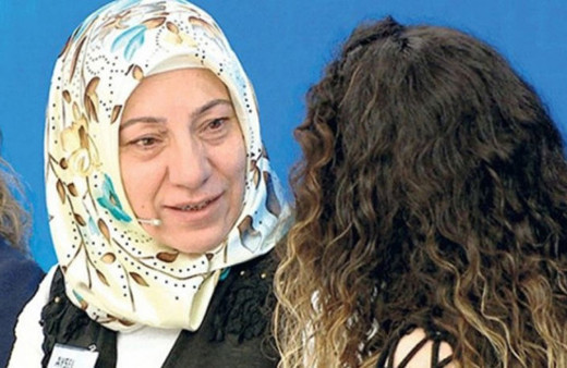 Annesi erkek çıkan kadına bir şok daha!