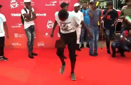 Yok böyle yetenek! Ayağındaki futbol topu değil