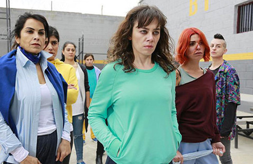 Avlu dizisinin oyuncusu açıkladı yaka paça kovuldu 'Lezbiyenim!'