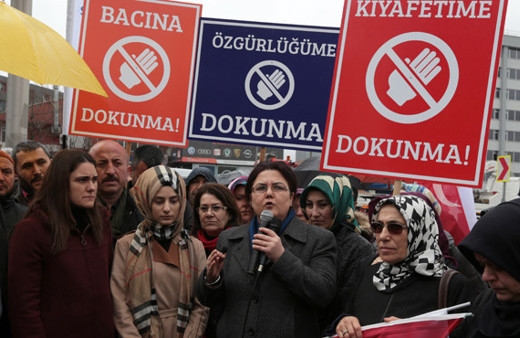 Metroda çarşaflı kadına hakarete protesto