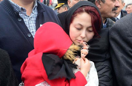 Bu kareye yürek dayanmaz! Babasını oyuncağıyla uğurladı