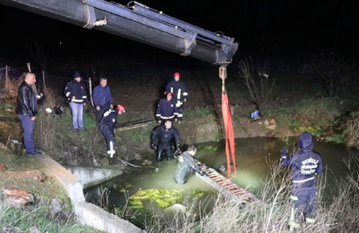 Gece yarısı feci kaza! Araç su birikintisine devrildi çok sayıda ölü var
