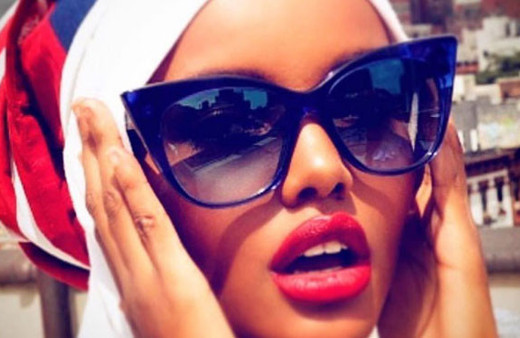 Dünyanın ilk tesettürlü top modeli Türkiye'ye geldi...